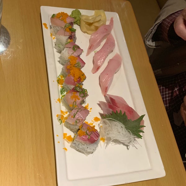 รูปภาพถ่ายที่ Oto Sushi Redmond โดย Muse4Fun เมื่อ 8/27/2019