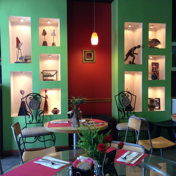 Foto diambil di Isabella&#39;s Restaurant oleh Larry R. pada 7/11/2013