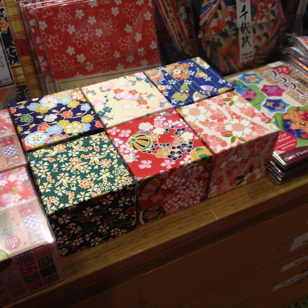 รูปภาพถ่ายที่ Tokai Japanese Gifts โดย Christi K. เมื่อ 6/12/2014