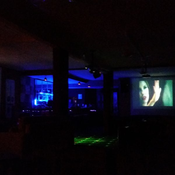 Por mucho e mejor karaoke de Cancun, disfruta y descubre la metamorfosis que ha llevado a este lugar a ser el mejor con sus tres pantallas gigantes es imposible perder el ritmo en este lugar