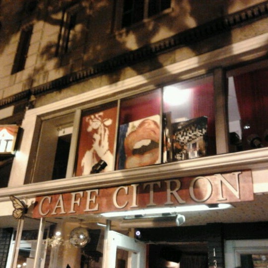 Foto scattata a Café Citron da Michael P. il 10/24/2012