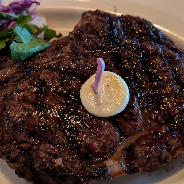 Foto tomada en Charley&#39;s Steak House  por Mark S. el 8/20/2018