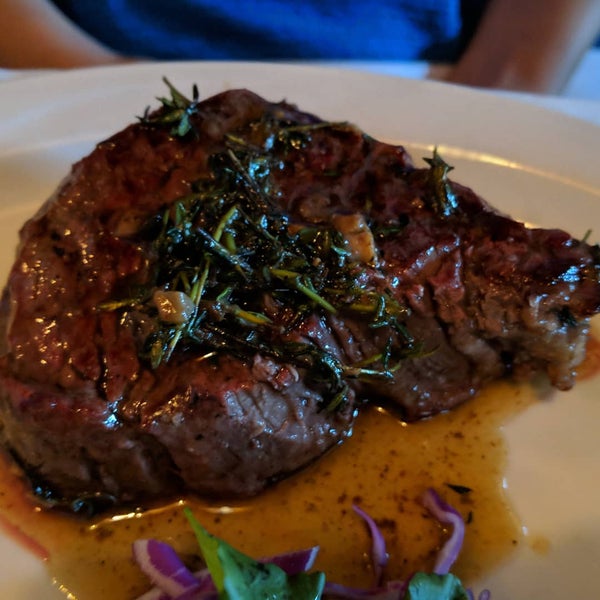 Снимок сделан в Charley&#39;s Steak House пользователем Mark S. 8/20/2018