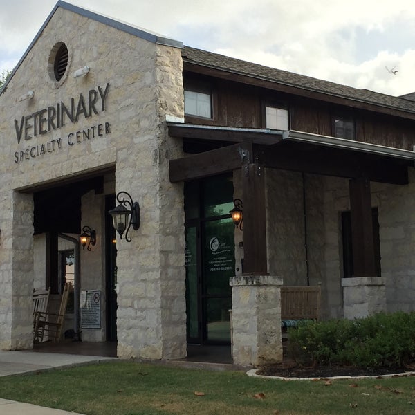 7/15/2016에 Claire F.님이 Heart of Texas Veterinary Specialty Center에서 찍은 사진