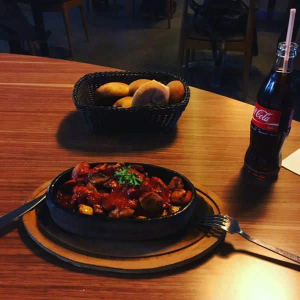 2/16/2017 tarihinde Bahadır B.ziyaretçi tarafından Jura Teras Cafe &amp; Restaurant Bar'de çekilen fotoğraf