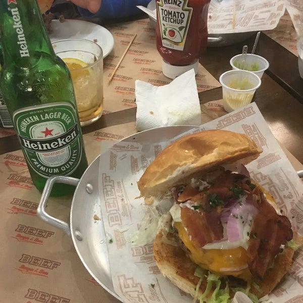 Photo taken at Beef Burger &amp; Beer by João Augusto M. on 7/23/2016