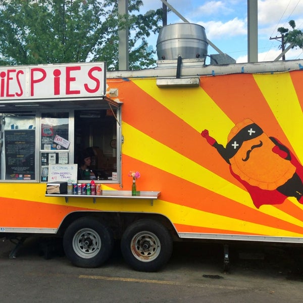 5/27/2013에 Luis R.님이 Whiffies Fried Pies에서 찍은 사진