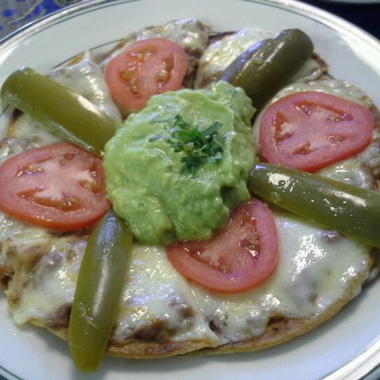 12/15/2012 tarihinde Pia Z.ziyaretçi tarafından Tulcingo Del Valle Restaurant'de çekilen fotoğraf