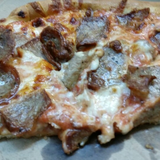 Foto diambil di Louie&#39;s Pizza oleh Sam N. pada 7/22/2014