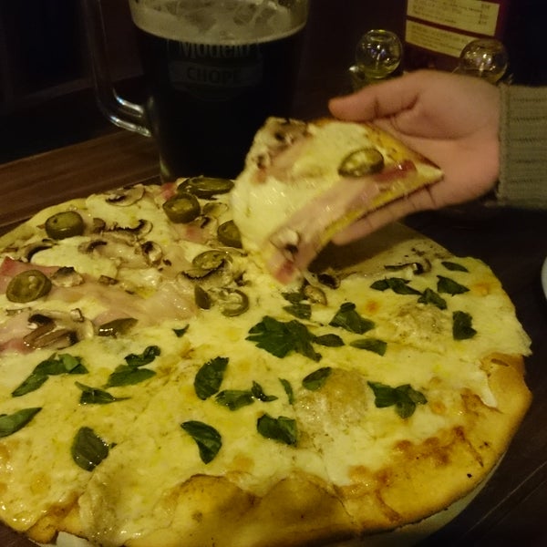 Pizza de leña deliciosa, cerveza de barril oscura recomendable. Muy agusto, excelente servicio