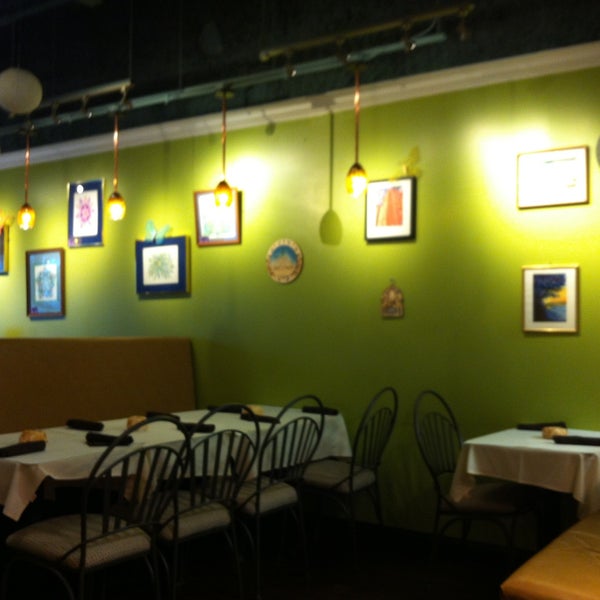 รูปภาพถ่ายที่ Mazah Mediterranean Eatery โดย Mary Lynn G. เมื่อ 4/16/2013