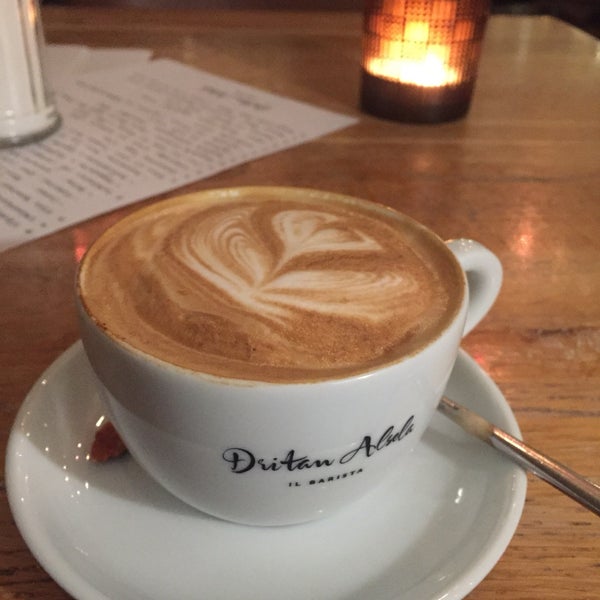 11/18/2017 tarihinde Melanie B.ziyaretçi tarafından Dritan Alsela Coffee'de çekilen fotoğraf