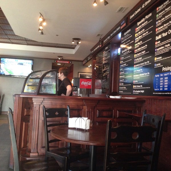 4/10/2015 tarihinde Lori T.ziyaretçi tarafından AJ&#39;s NY Pizzeria of Topeka'de çekilen fotoğraf