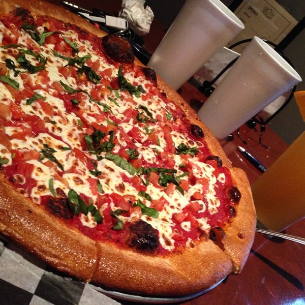 4/12/2014 tarihinde Lori T.ziyaretçi tarafından AJ&#39;s NY Pizzeria of Topeka'de çekilen fotoğraf