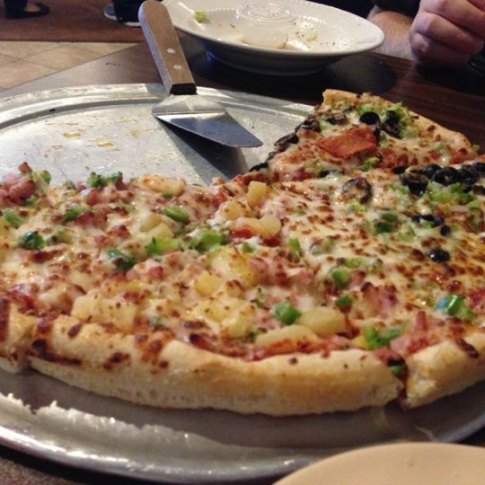 รูปภาพถ่ายที่ LaRocca&#39;s Pizza โดย Lori T. เมื่อ 10/21/2012
