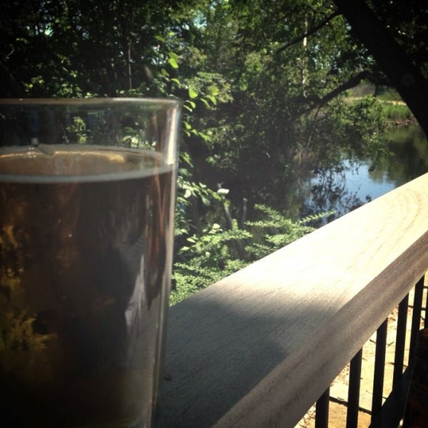 Foto tomada en Bridge Restaurant [Raw Bar] and River Patio  por Mild Bill el 6/27/2014