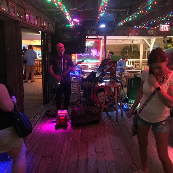 Foto tirada no(a) The Cottage Beach Bar por Jimmy H. em 2/16/2018
