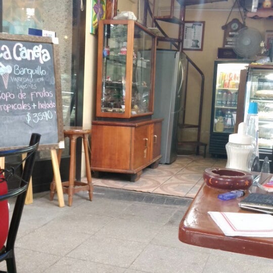 Photo taken at Café Literario La Canela by Verito@pavezananias on 2/9/2015