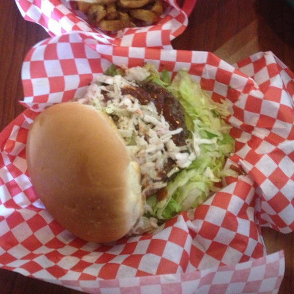 รูปภาพถ่ายที่ Chop House Burgers โดย Kristen K. เมื่อ 8/24/2013