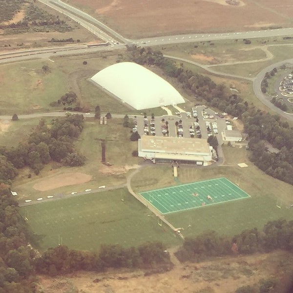 9/29/2014 tarihinde Patrick S.ziyaretçi tarafından Inova Sports Performance Center at Redskins Park'de çekilen fotoğraf