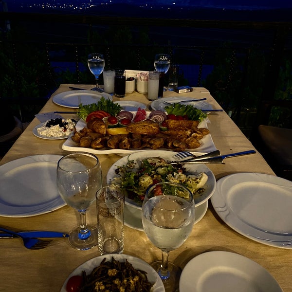 Foto diambil di Körfez Aşiyan Restaurant oleh Figen Z. pada 9/27/2020