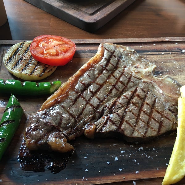 รูปภาพถ่ายที่ Ramazan Bingöl Köfte &amp; Steak โดย ⚜️Bulent S. เมื่อ 3/27/2018