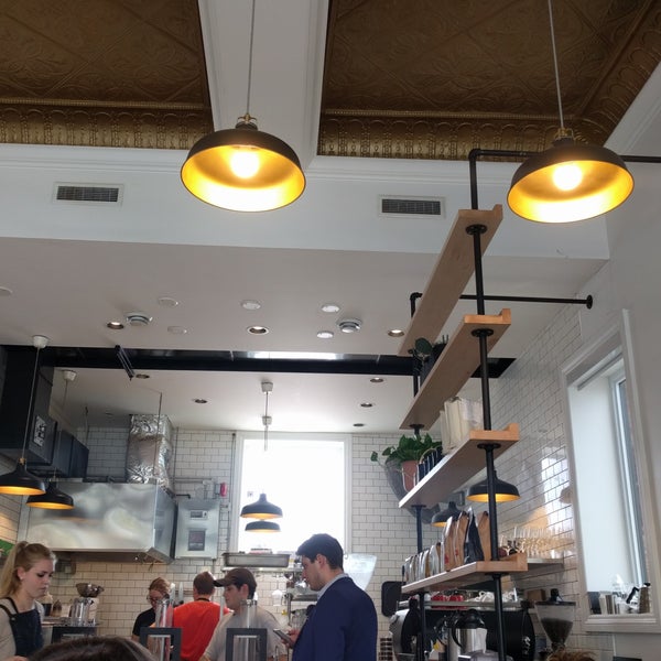 5/14/2018에 Lorraine S.님이 Saint James Espresso Bar &amp; Eatery에서 찍은 사진
