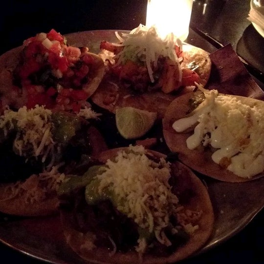 2/8/2017 tarihinde Lorraine S.ziyaretçi tarafından El Caballito Tequila Bar'de çekilen fotoğraf