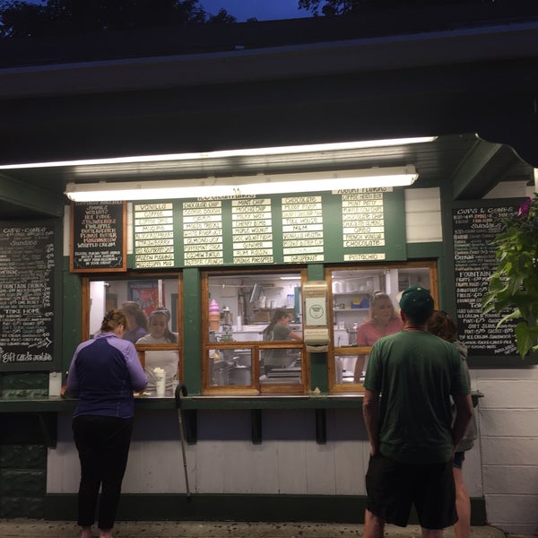 Photo taken at Bedford Farms Ice Cream by Kang-Sun C. on 7/9/2017
