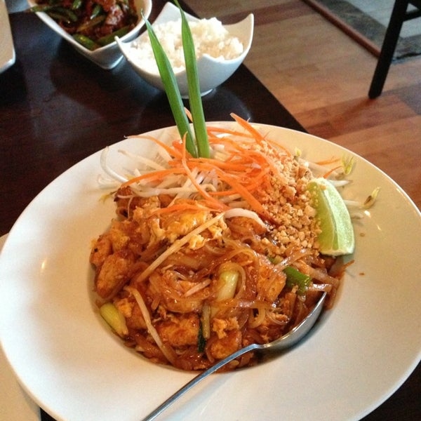 6/22/2013 tarihinde Hana N.ziyaretçi tarafından Thai Dishes'de çekilen fotoğraf