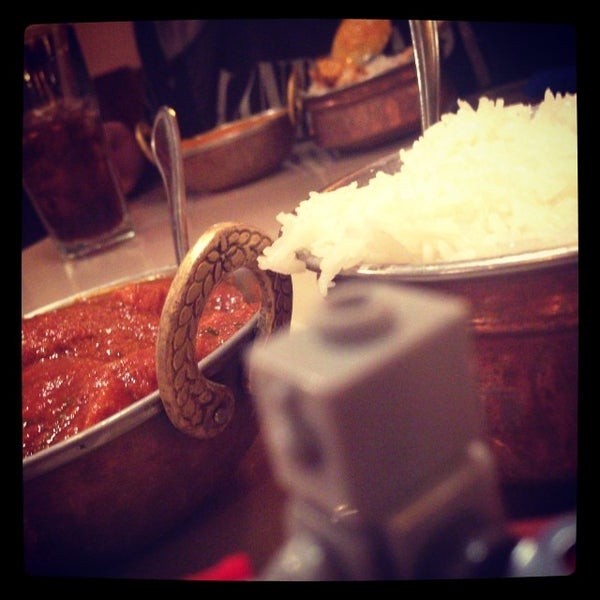 Foto scattata a Chola Indian Restaurant da Charlie H. il 12/4/2013