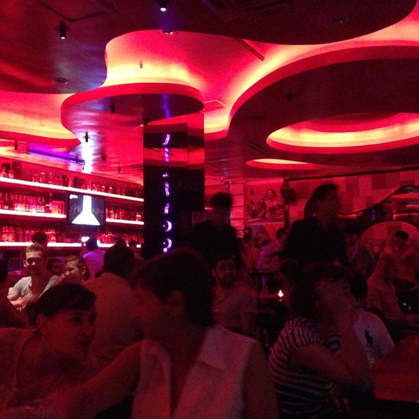Photo prise au Le Saint Tropez Cocktail Bar par Ediz C. le7/28/2013