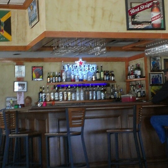 Das Foto wurde bei Jamaica Gates Caribbean Restaurant von Tametra P. am 5/4/2013 aufgenommen