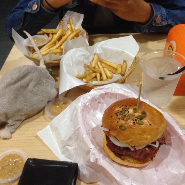 Das Foto wurde bei Burger Junkyard von rednaxela i. am 9/6/2015 aufgenommen