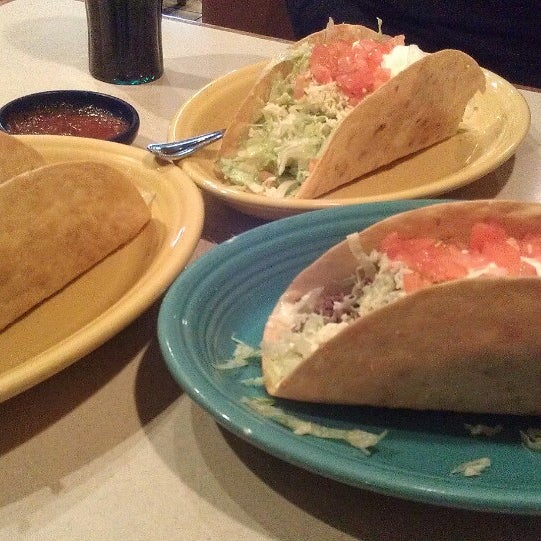 Foto diambil di La Parrilla Mexican Restaurant oleh Kendra W. pada 3/25/2014