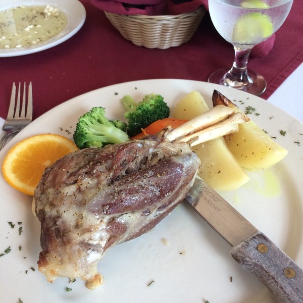 Foto diambil di Alexander The Great - Greek Restaurant oleh Masherka pada 8/15/2014