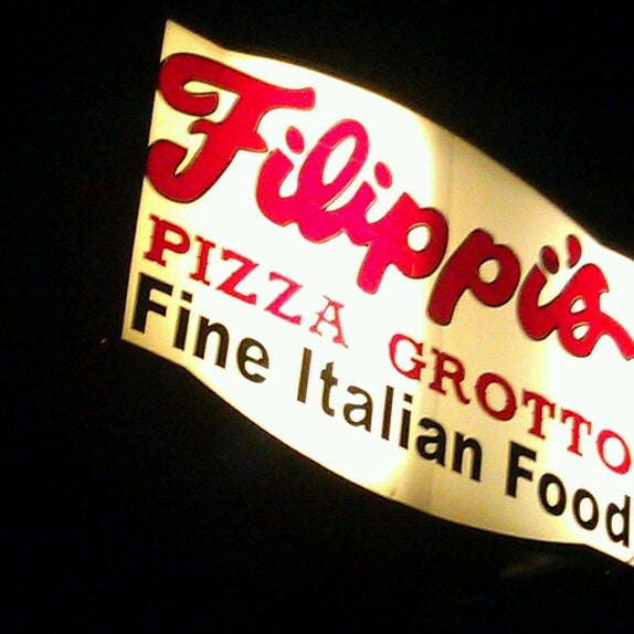 รูปภาพถ่ายที่ Filippi&#39;s Pizza Restaurant and Bar โดย Kim S. เมื่อ 2/26/2013