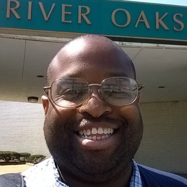 Foto tirada no(a) River Oaks Center por David L. em 5/20/2014