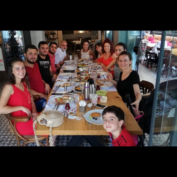 Foto diambil di Bostanlı Temiz Mandıra oleh Aylin U. pada 8/19/2018