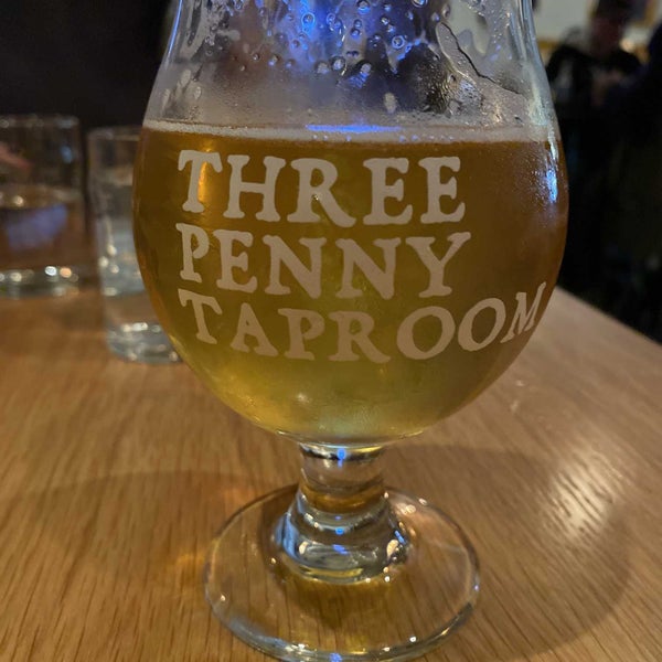 Foto tomada en Three Penny Taproom  por Danielle M. el 10/22/2021