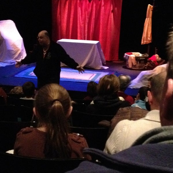 รูปภาพถ่ายที่ D•R•2 Theatre โดย Steve B. เมื่อ 12/22/2012