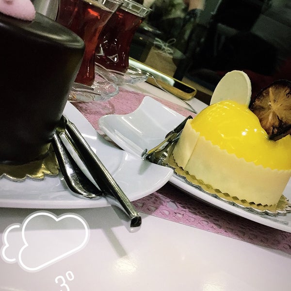 Снимок сделан в Meydani Cafe &amp; Pastane пользователем Raziye U. 11/30/2018