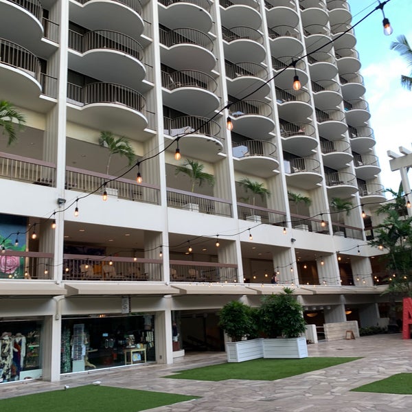 Снимок сделан в Waikiki Beach Marriott Resort &amp; Spa пользователем Anthony L. 10/12/2023