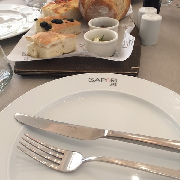 รูปภาพถ่ายที่ Sapori Restaurant โดย Omran เมื่อ 2/11/2015
