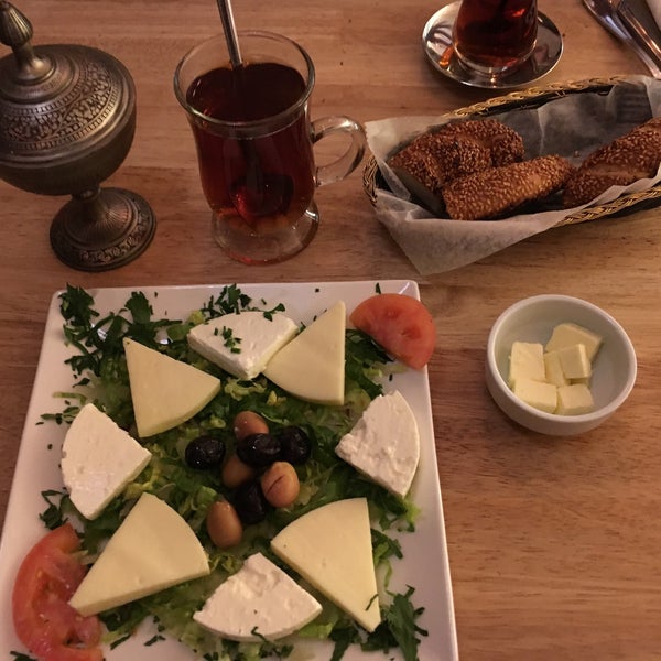 3/7/2017 tarihinde Dilek K.ziyaretçi tarafından Güllüoğlu Baklava &amp; Cafe'de çekilen fotoğraf