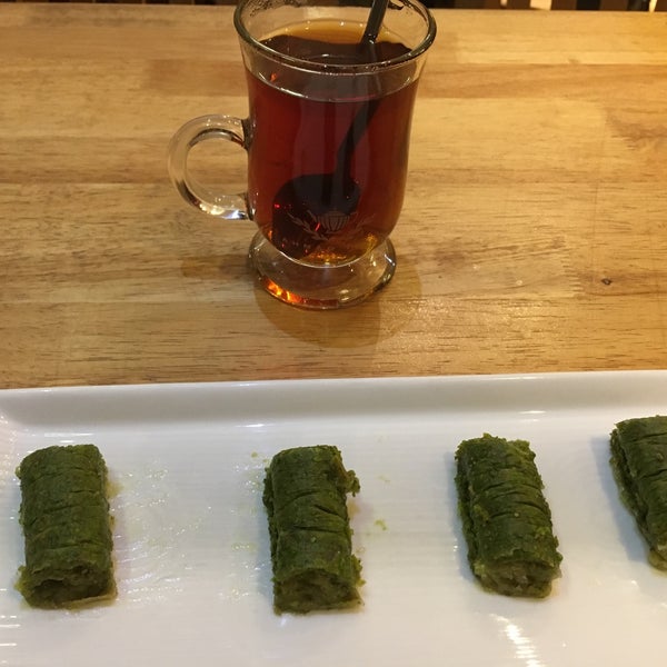Снимок сделан в Güllüoğlu Baklava &amp; Cafe пользователем Dilek K. 11/6/2016