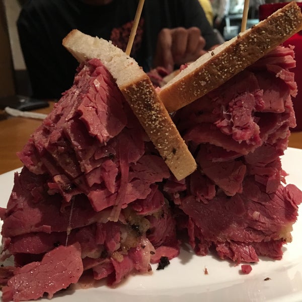 Foto tirada no(a) Carnegie Deli por Dilek K. em 11/4/2016