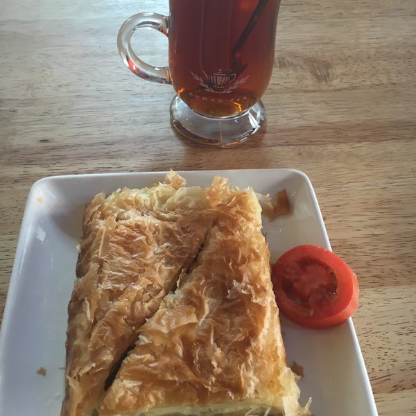 6/16/2016 tarihinde Dilek K.ziyaretçi tarafından Güllüoğlu Baklava &amp; Cafe'de çekilen fotoğraf