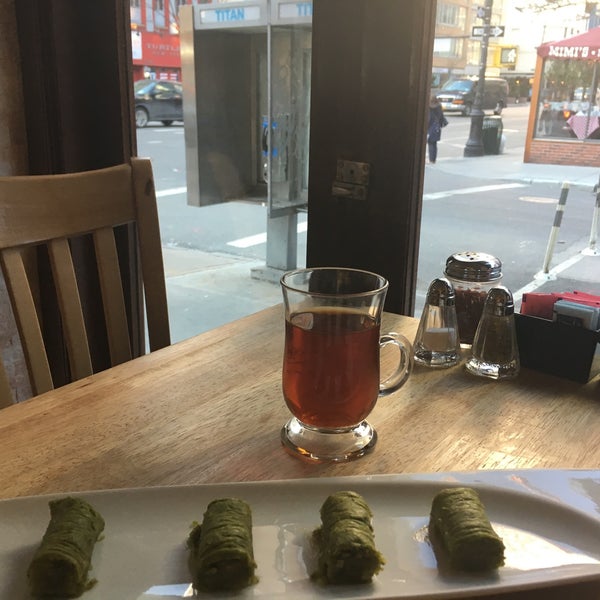 3/23/2017 tarihinde Dilek K.ziyaretçi tarafından Güllüoğlu Baklava &amp; Cafe'de çekilen fotoğraf