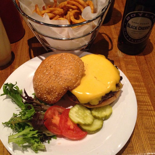 Foto tirada no(a) 67 Burger por Dilek K. em 1/14/2015
